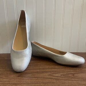 Dr. Scholl’s Wexley Comfort Flats Silver Pebbled Faux Leather Pink Scallop 9.5